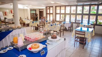 Daily continental breakfast (BRL 30.00 per person)