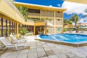 Indoor pool, outdoor pool, pool umbrellas, sun loungers - Pizzato Praia Hotel (Natal)