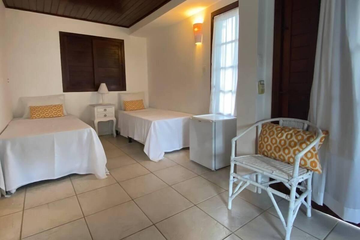 Camas con pillow-top, minibar y caja de seguridad en la habitación