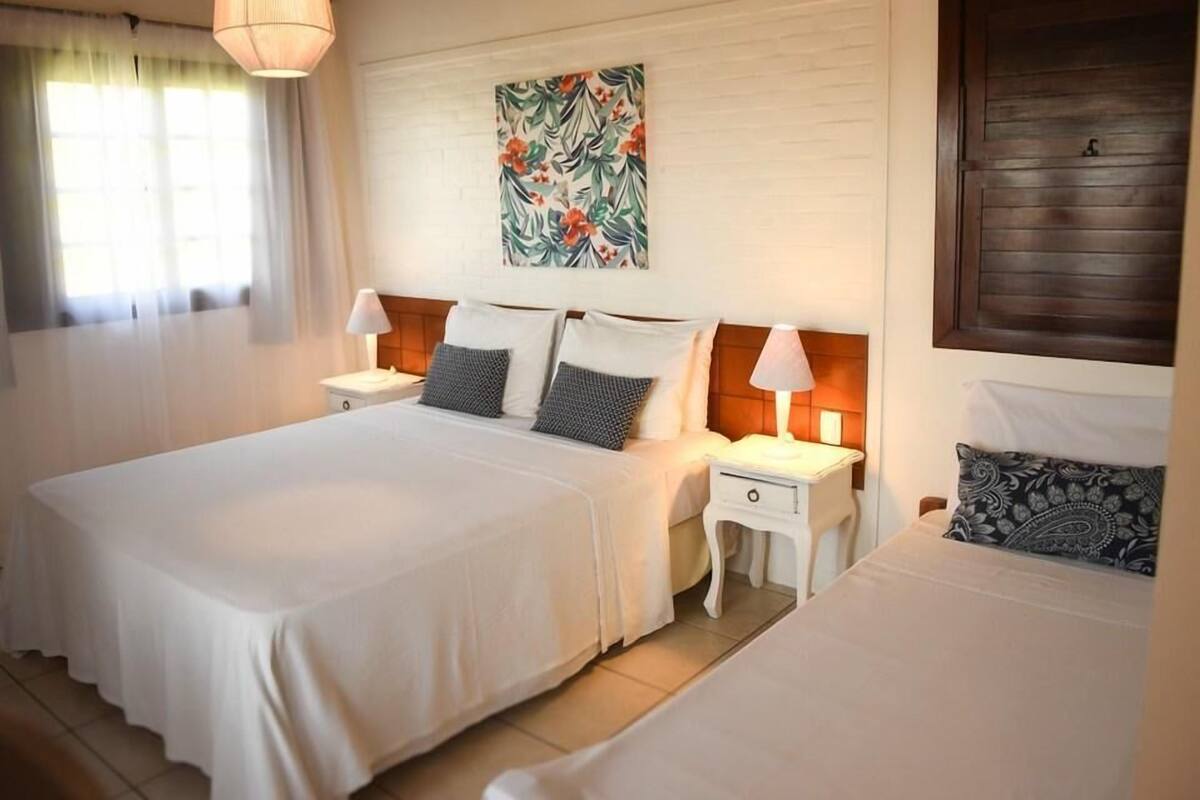 Camas con pillow-top, minibar y caja de seguridad en la habitación