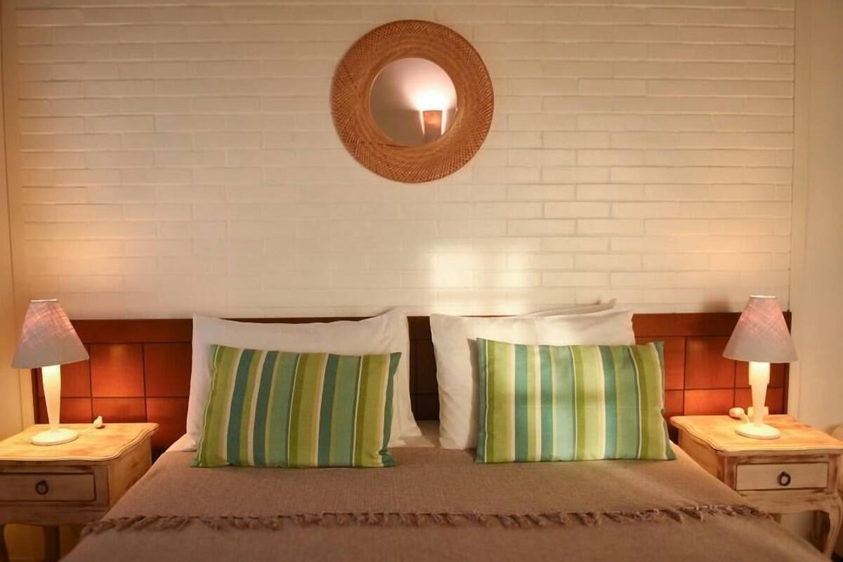 Camas con pillow-top, minibar y caja de seguridad en la habitación