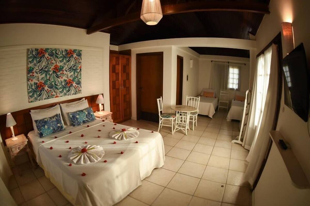 Camas con pillow-top, minibar y caja de seguridad en la habitación