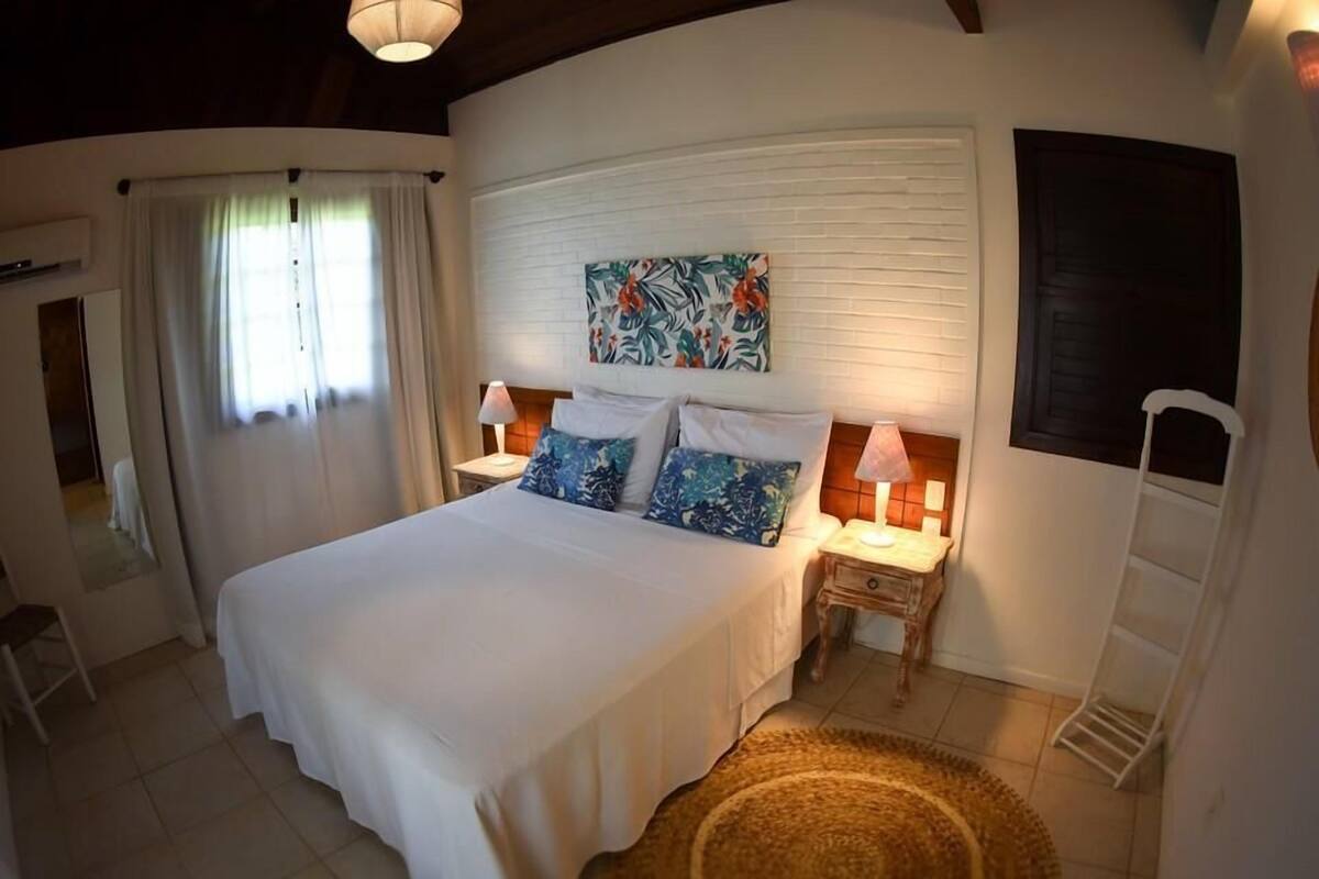 Camas con pillow-top, minibar y caja de seguridad en la habitación