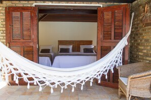 Matelas mémoire de forme, minibar, décoration personnalisée