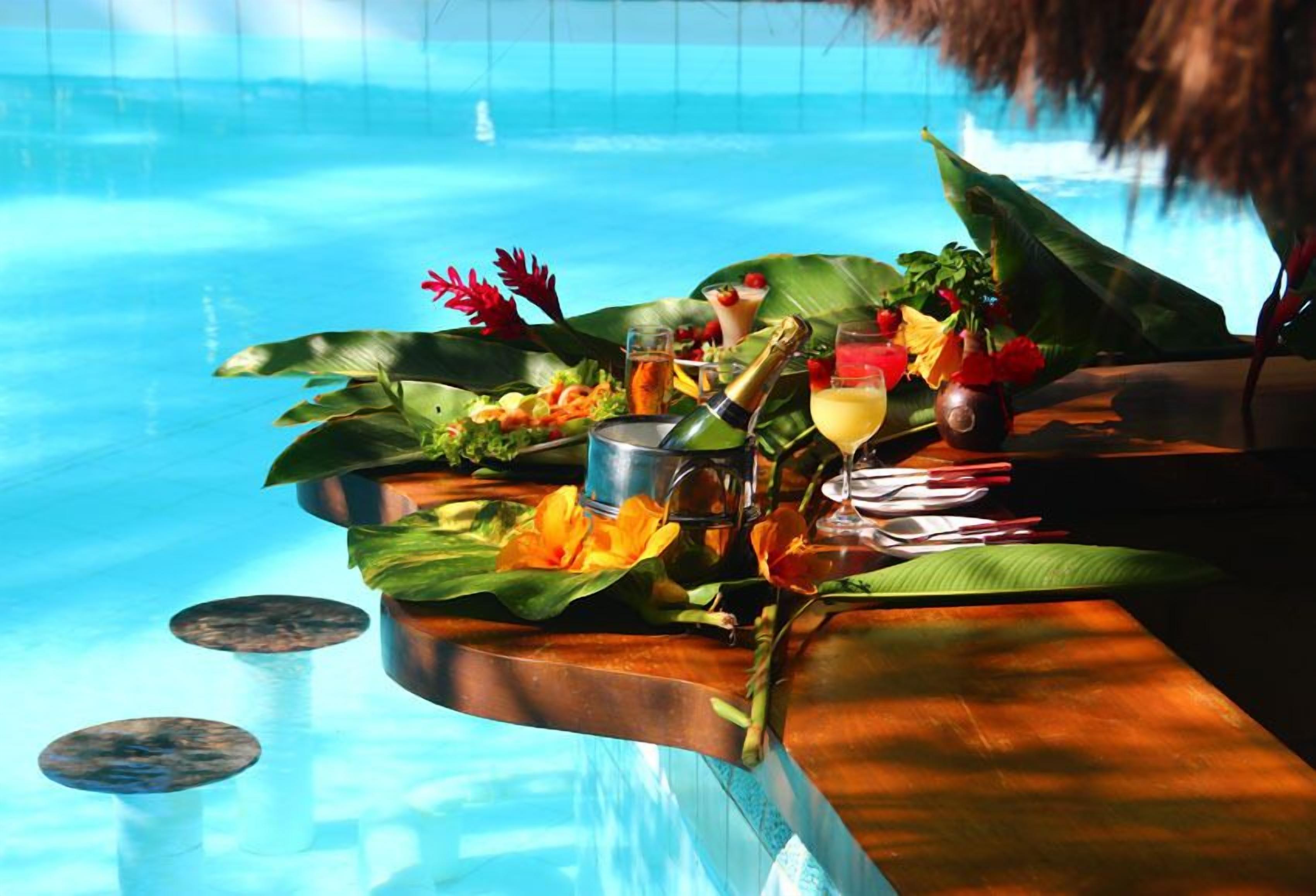 Bar junto a la piscina