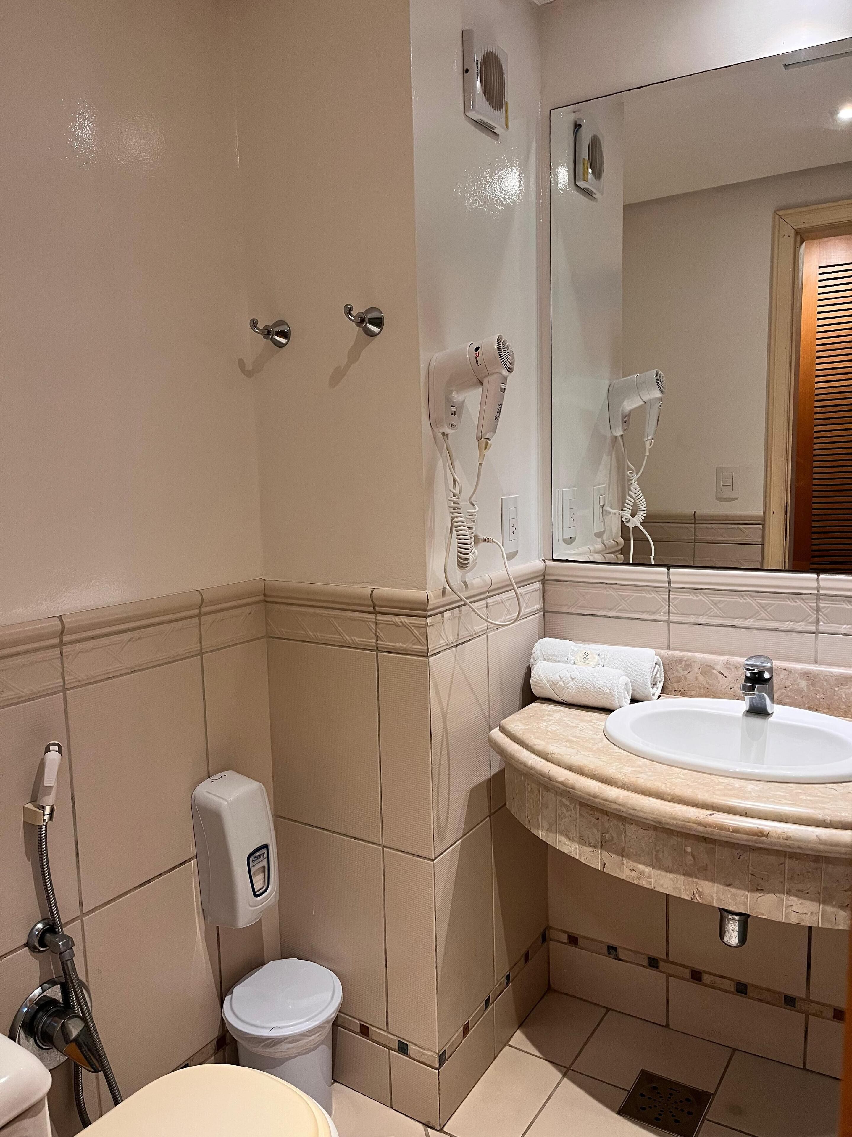 shower, rainfall showerhead, free toiletries, hair dryer