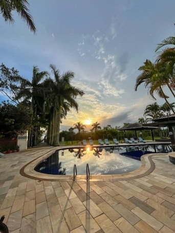 Una piscina techada, una piscina al aire libre