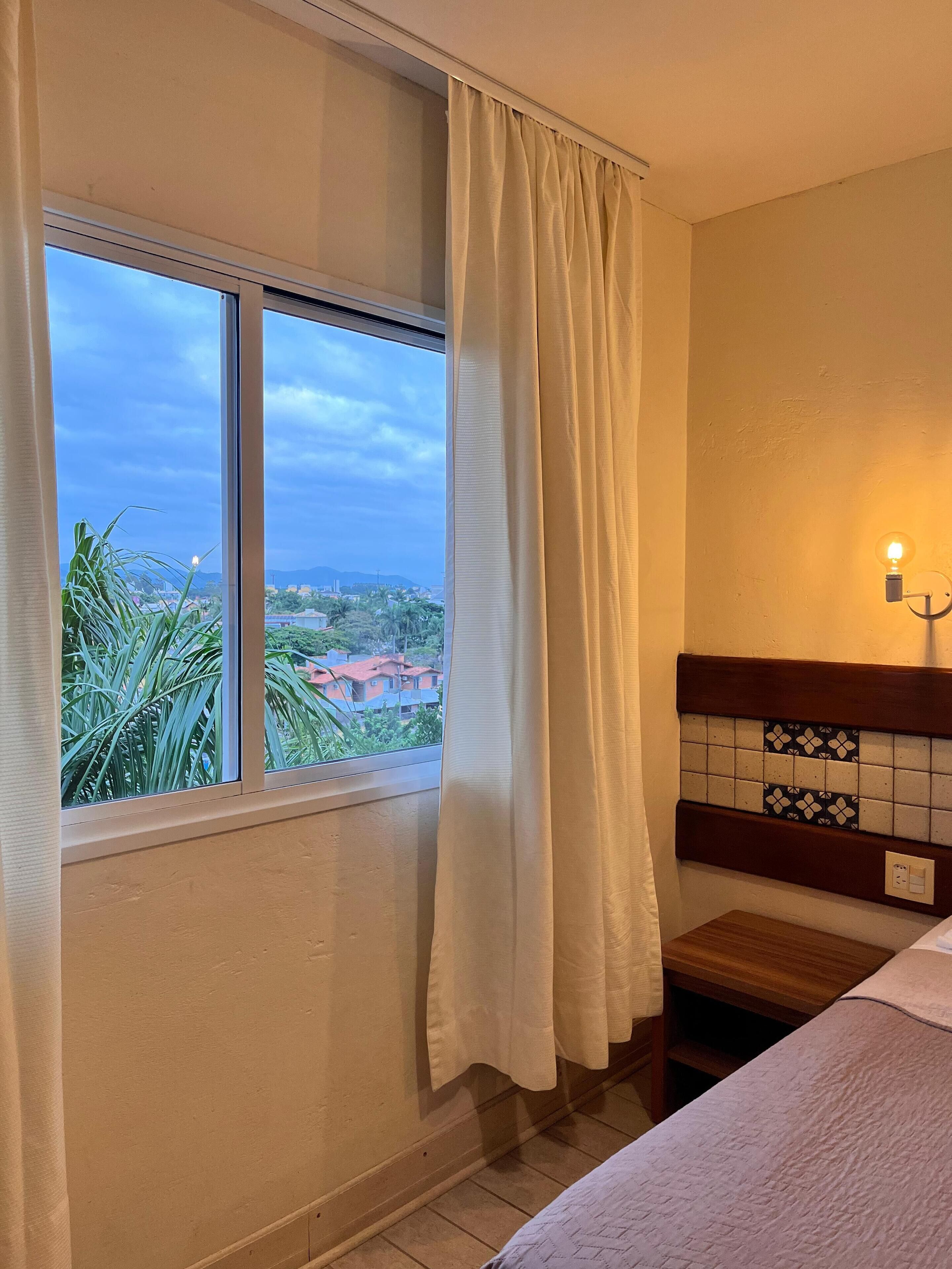 quarto luxo lateral | 1 bedroom, minibar, in-room safe, desk