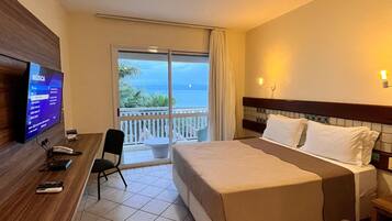 Minibar, in-room safe, desk, WiFi (free)