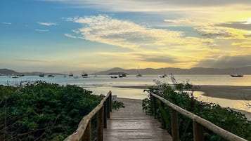 Di pantai, pasir putih