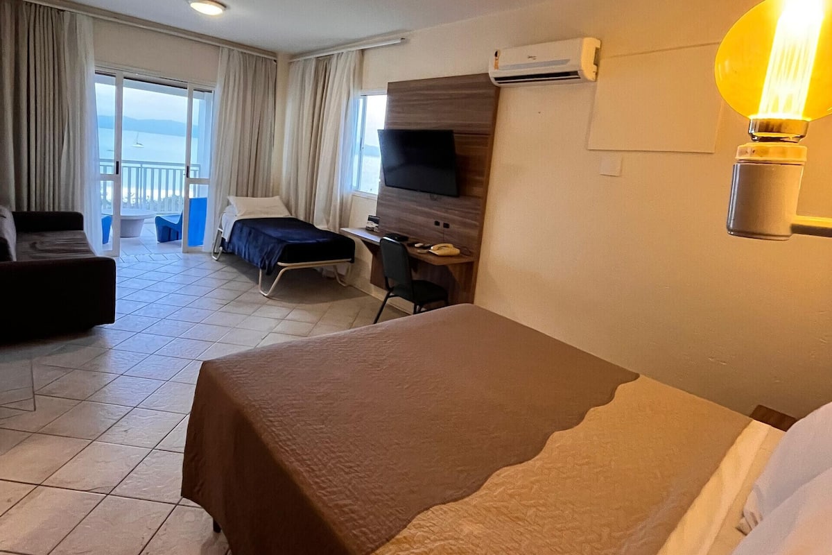 Frigobar, cofres nos quartos, escrivaninha, Wi-Fi de cortesia