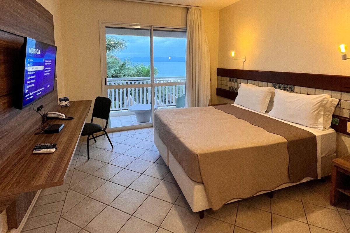 Frigobar, cofres nos quartos, escrivaninha, Wi-Fi de cortesia