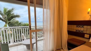 Apartment, Balcony (Master) | 1 bilik tidur, bar mini, peti besi dalam bilik, meja