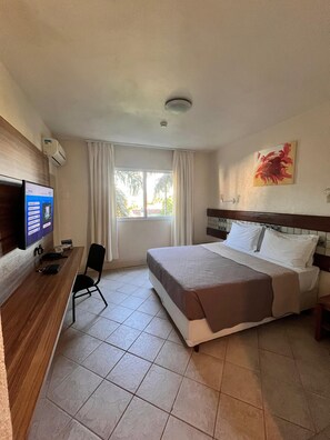 Quarto Luxo Lateral | Minibar, una cassaforte in camera, una scrivania, Wi-Fi gratuito