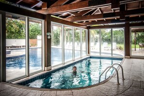 Piscina coperta, piscina all'aperto, lettini