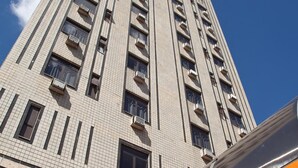 A tall hotel building with a clear sky. - Hotel Boulevard Express (Belo Horizonte)