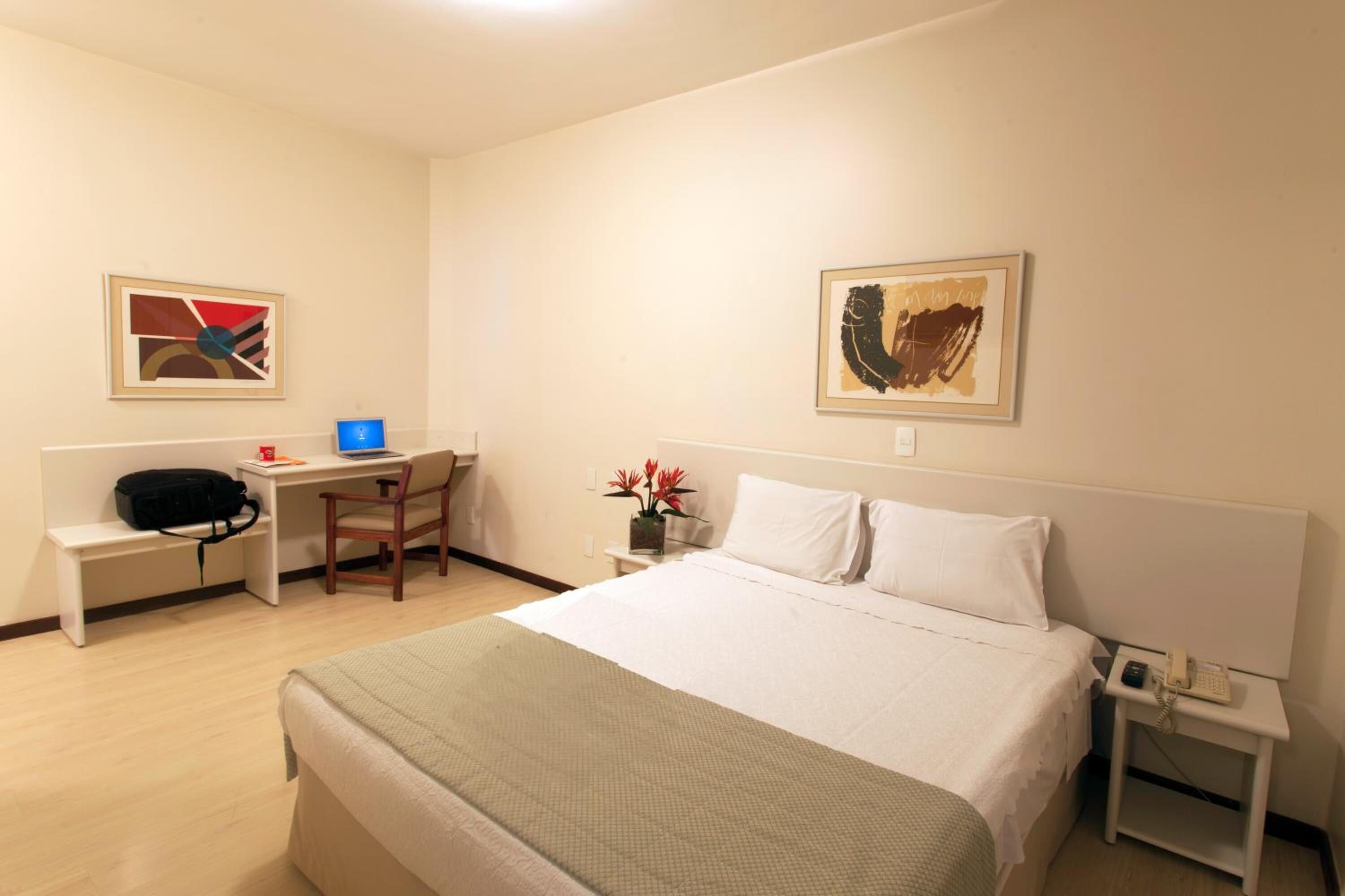 Escrivaninha, Wi-Fi de cortesia, despertadores