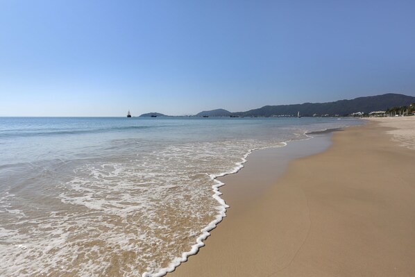 Superior Apartment | Living area | LED TV - Hotel Porto Sol Ingleses (Florianópolis)