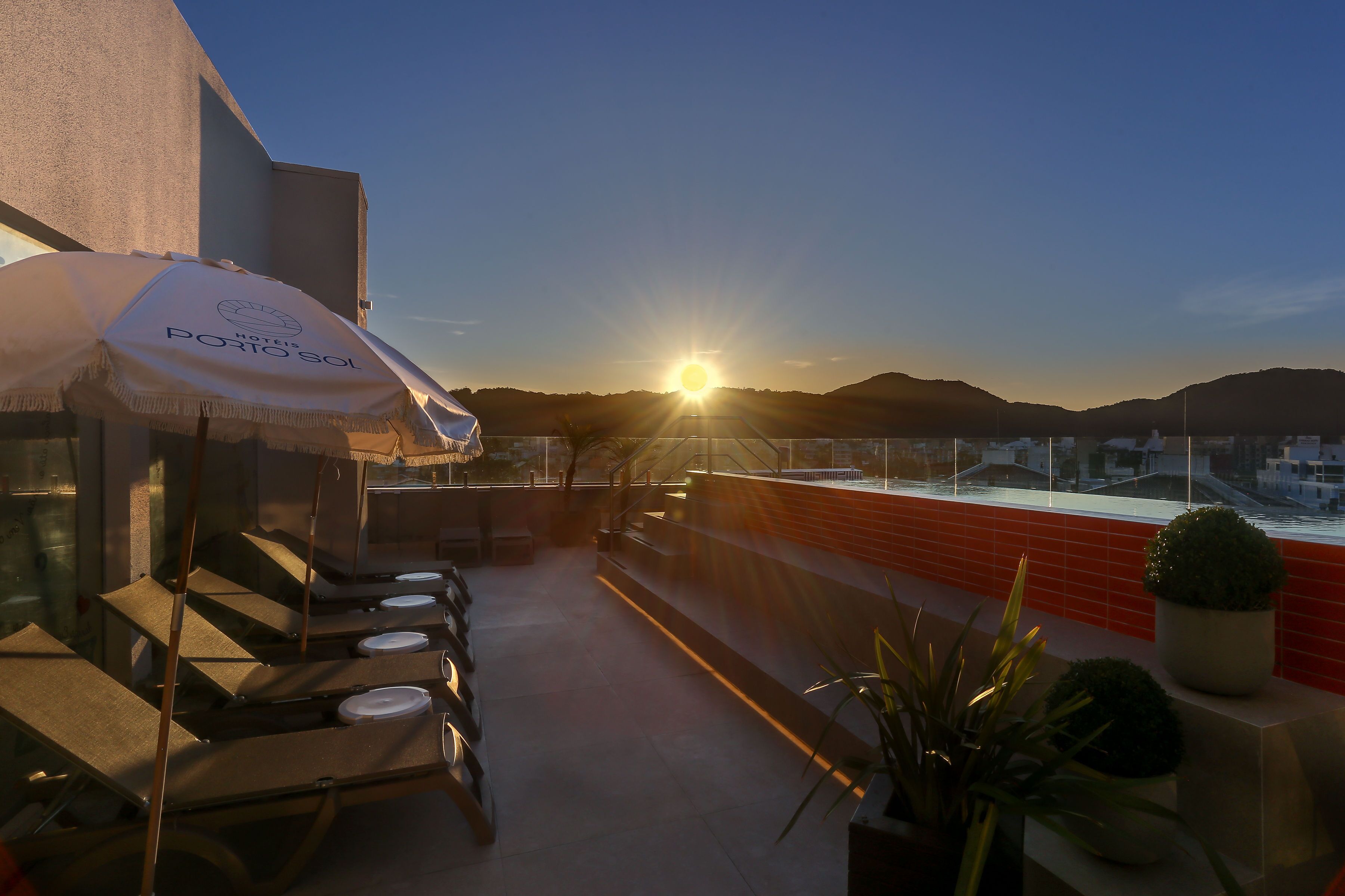 2 piscinas externas, guarda-sóis, espreguiçadeiras