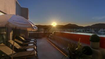 2 piscinas externas, guarda-sóis, espreguiçadeiras