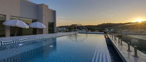 2 piscine all'aperto, ombrelloni da piscina, lettini