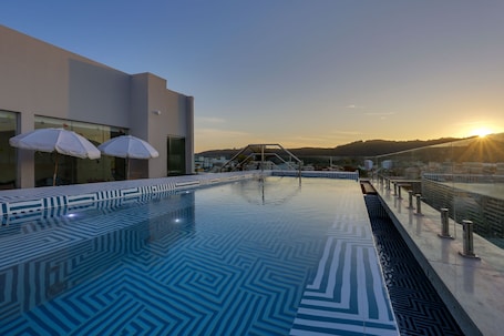 2 piscinas al aire libre, sombrillas, sillones reclinables de piscina