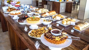 Un bufé con diversos platos y postres.