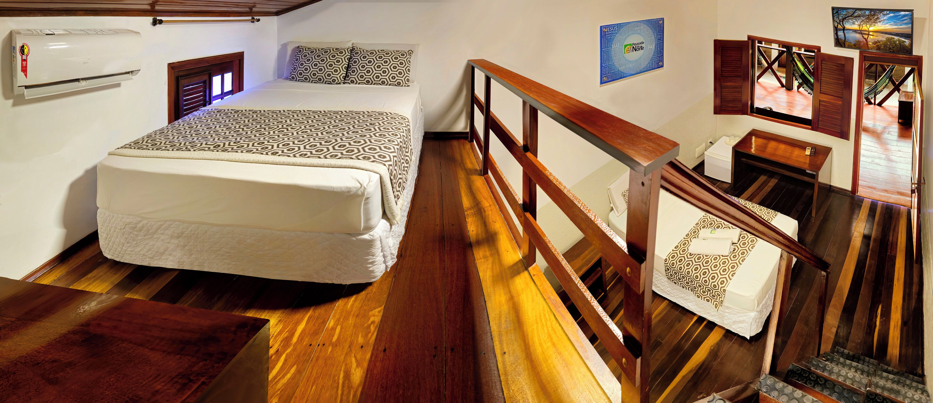 Ein Schlafzimmer mit einem Bett, Holzboden, einer Holzwand und einer Wandklimaanlage.