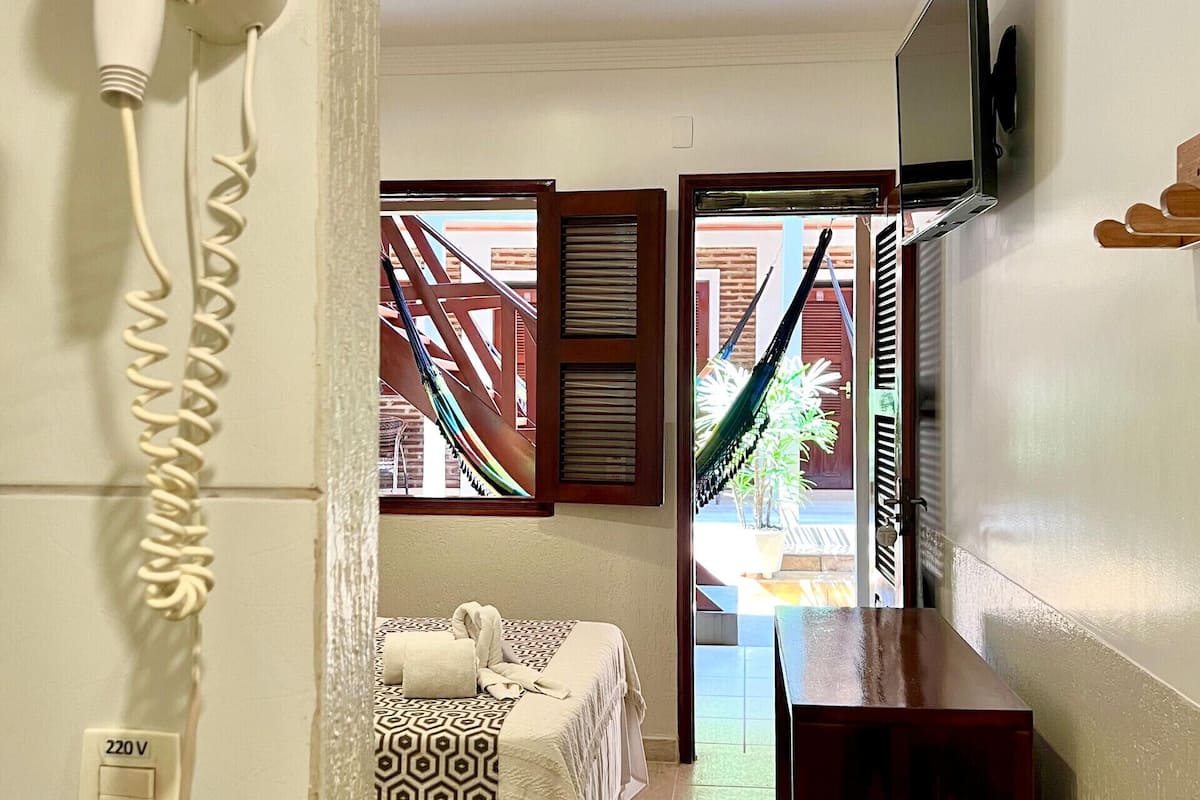 Minibar, free WiFi, bed sheets