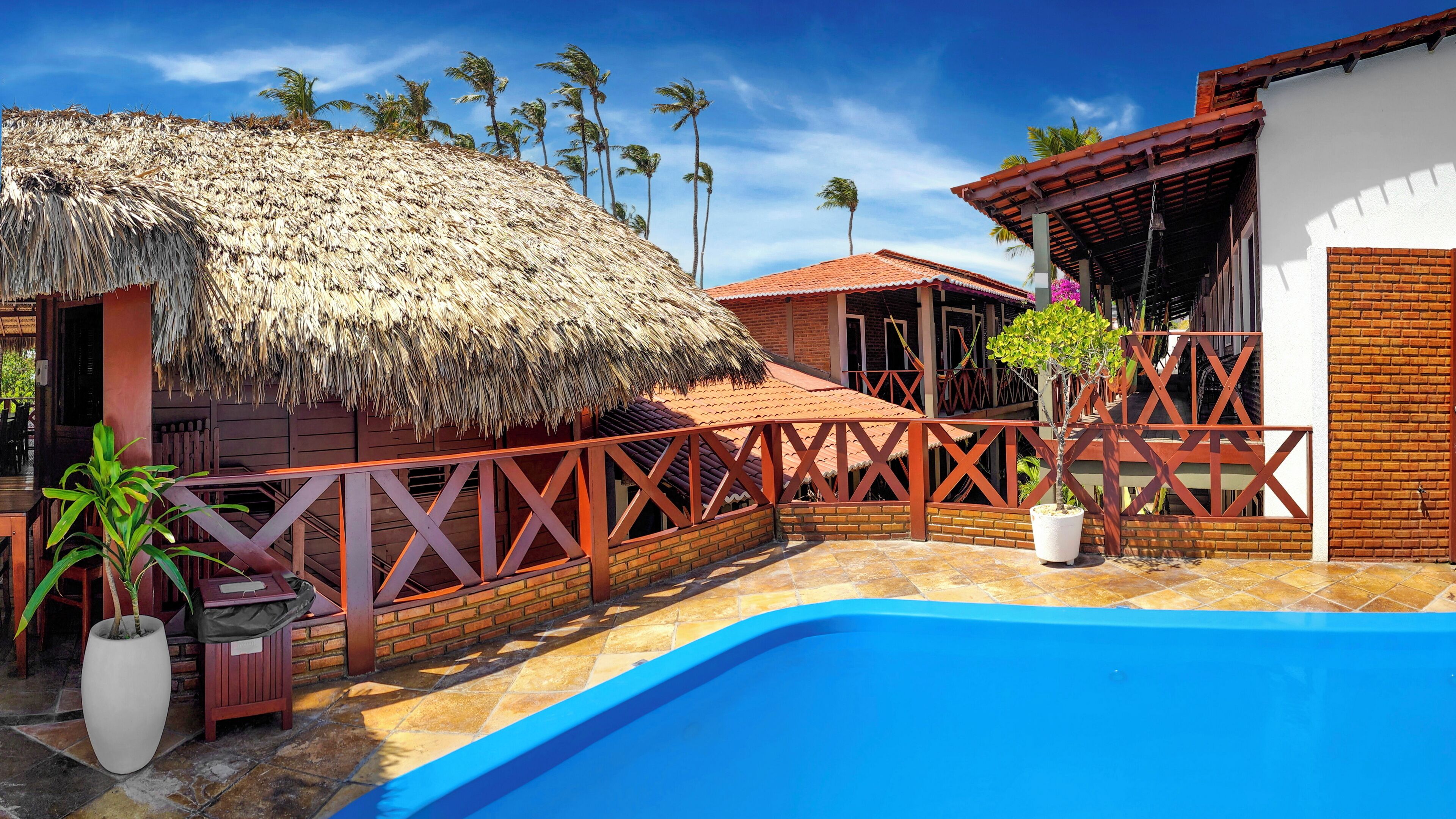 Piscina externa, funciona das 10h às 20h, espreguiçadeiras