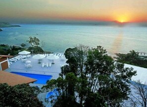 Outdoor pool, open 9 AM to 10 PM, pool umbrellas, sun loungers - Maria Do Mar Hotel (Florianópolis)