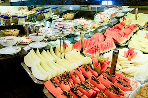 Un buffet proposant une variété de fruits et de desserts.