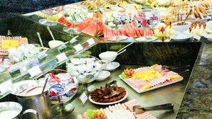 A buffet with various food items and beverages. - San Marino Cassino Hotel (Balneário Camboriú)