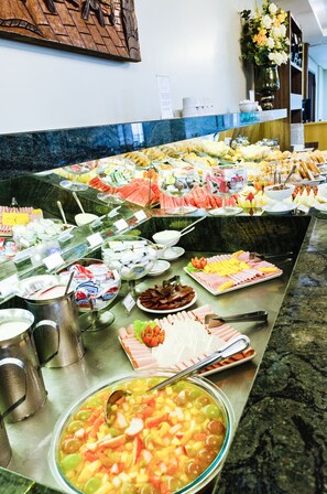 Free daily buffet breakfast - San Marino Cassino Hotel (Balneário Camboriú)