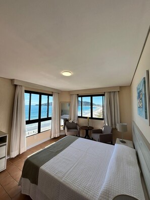 Minibar, in-room safe, desk, blackout curtains - Ingleses Praia Hotel (Florianópolis)