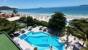 Indoor pool, outdoor pool, pool loungers - Ingleses Praia Hotel (Florianópolis)