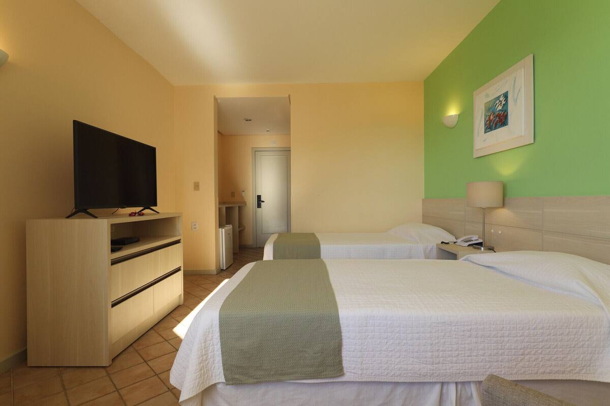 Minibar, caja de seguridad en la habitación y escritorio