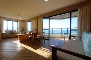 Suite | Living area | 14-inch LCD TV with cable channels, TV - Ingleses Praia Hotel (Florianópolis)