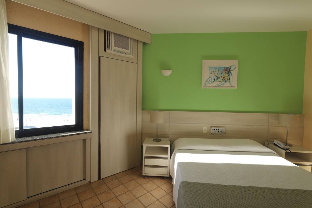 Minibar, caja de seguridad en la habitación y escritorio
