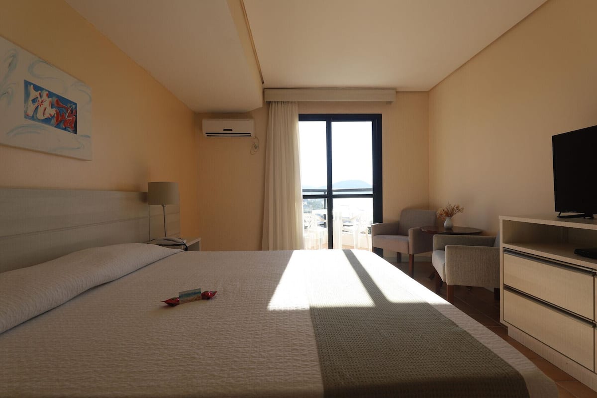 Minibar, caja fuerte, escritorio y cortinas opacas