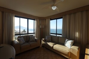 Suite | Living area | 14-inch LCD TV with cable channels, TV - Ingleses Praia Hotel (Florianópolis)