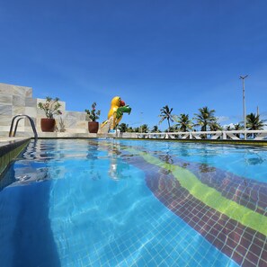 สระว่ายน้ำกลางแจ้ง