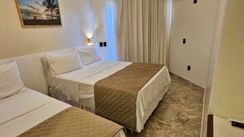 Quarto triplo | Frigobar, escrivaninha, Wi-Fi de cortesia