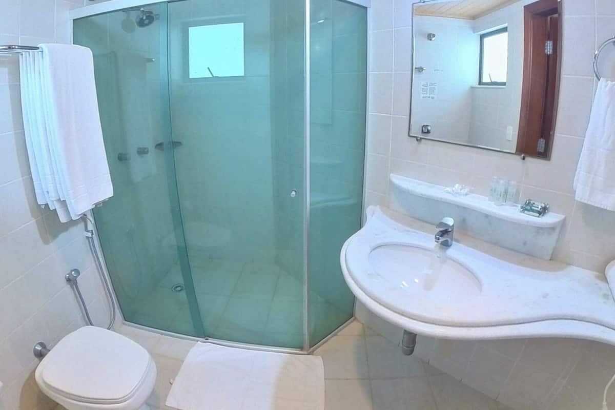 standard room | bathroom | free toiletries, hair dryer, towels