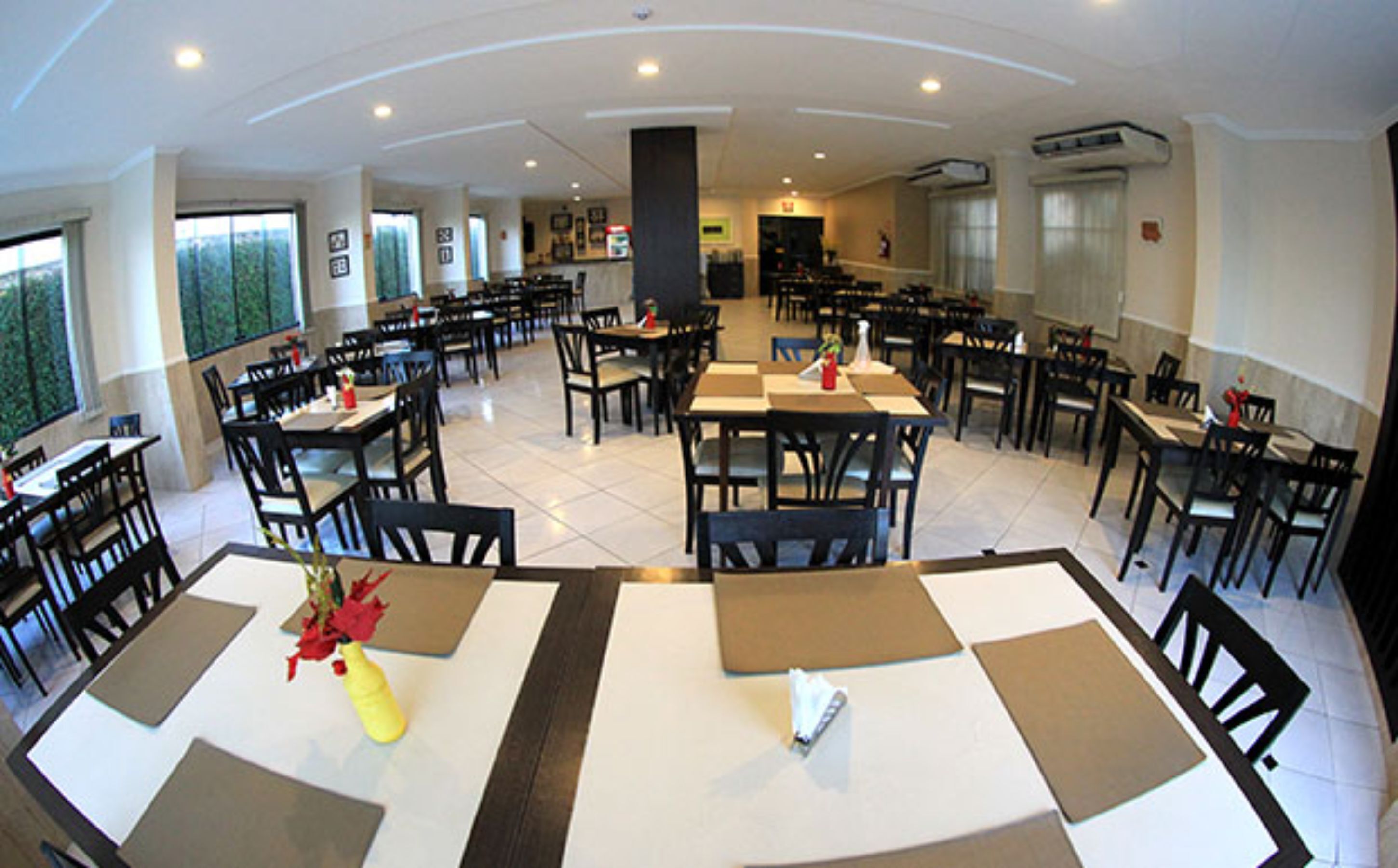 Café da manhã com buffet grátis todos os dias