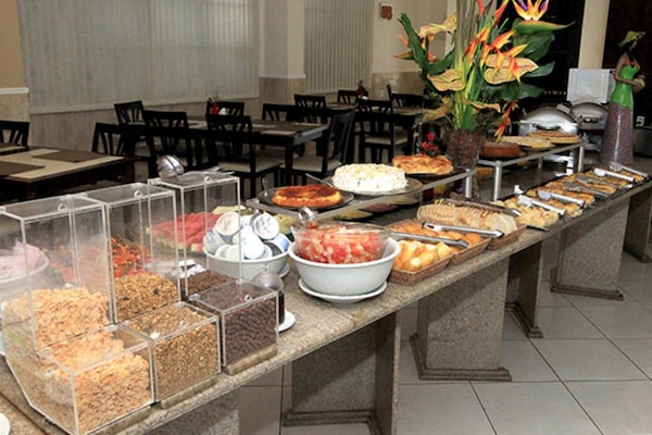 Café da manhã com buffet grátis todos os dias