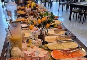Una mesa de buffet con diferentes alimentos y bebidas.