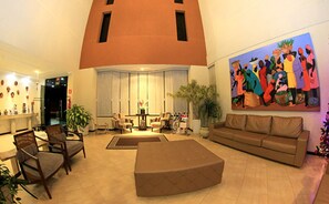 Coin salon dans le hall