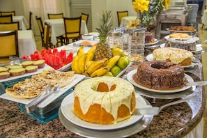 Free daily buffet breakfast - Rio Branco Apart Hotel (Florianópolis)