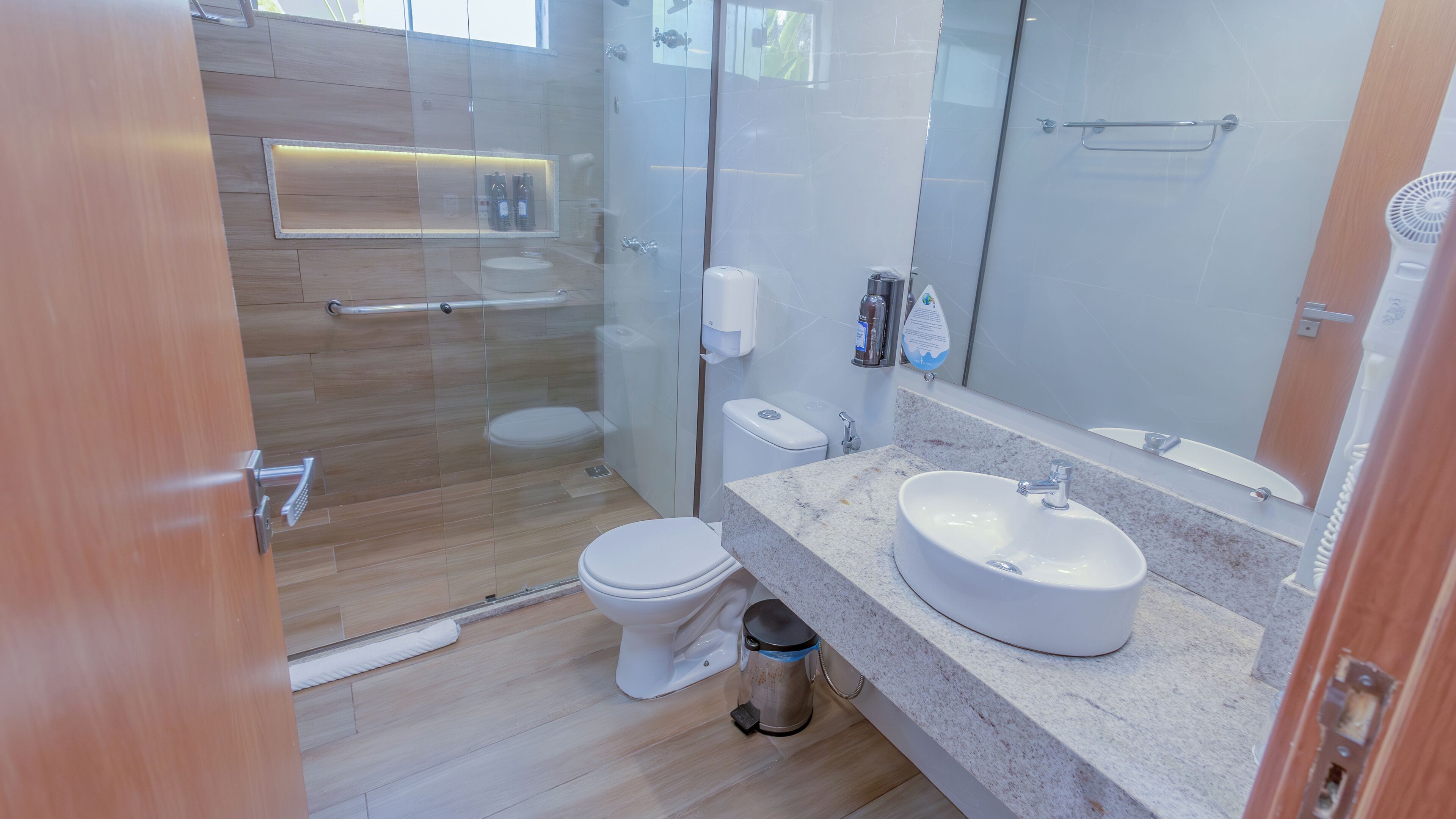 Standard familiar | Bathroom | Shower, free toiletries, hair dryer, towels